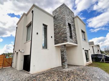 Casa · 145m² · 4 Ambientes · 1 Cochera · Casa a Estrenar Sobre Lote Central en Santo Tomás