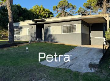 Casa · 140m² · 4 Ambientes · 1 Cochera · Casa en Venta en Pinamar con Fondo Al Golf