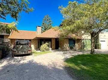 Casa · 217m² · 3 Ambientes · 2 Cocheras · Chalet 3 Amb con Parque y Departamento en San Jeronimo