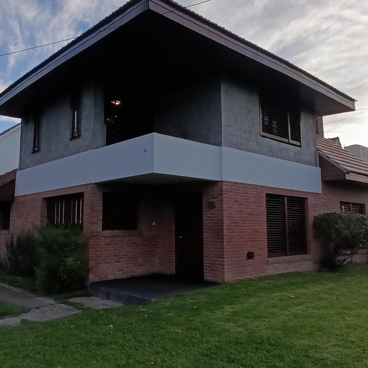 Casa 4 amb, 221m² con garage y patio — Los Pinares