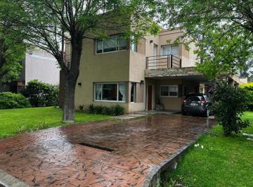 Casa · 280m² · 4 Ambientes · Casa en Venta - 3 Dorm. 3 Baños - 900 m² - Pilar