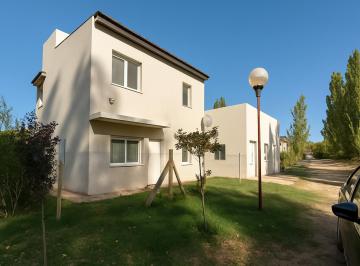 Casa de 7 ambientes, Plottier · Casa con Pileta y Galeria en Los Cerezos 2, Plottier