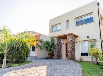 Casa · 180m² · 4 Ambientes · 2 Cocheras · Venta Casa Hudson 4 Amb. y Pileta Altos de Hudson