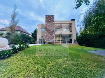 Casa · 620m² · 5 Ambientes · 1 Cochera · Alquiler Destacada Casa Minimalista en Altos del Sol