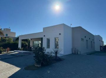 Casa · 280m² · 6 Ambientes · Casa en Venta - 4 Dorm. 4 Baños - 880 m² - San Vicente