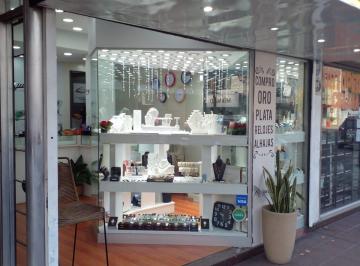 Local comercial , Lomas de Zamora · Local en Muy Buena Ubicación, Ideal Varios Usos.