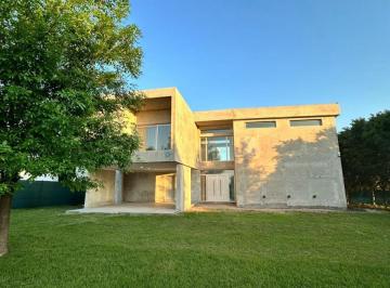 Casa · 326m² · 5 Ambientes · 1 Cochera · Casa en Venta - 4 Dorm. 3 Baños - Cochera - 830 m² - Ramallo