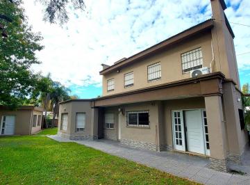 Casa · 229m² · 11 Ambientes · 1 Cochera · Casa con Piscina en Zona Ubana de Funes.