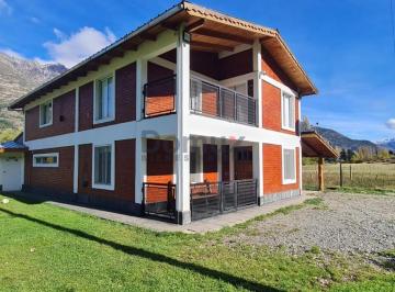 Casa · 240m² · 4 Ambientes · 1 Cochera · Venta de Amplia Casa en El Hoyo