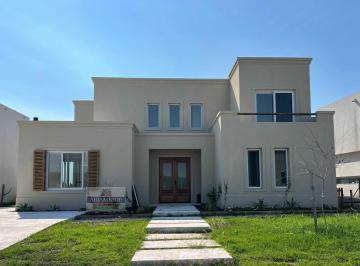 Casa · 260m² · 6 Ambientes · 2 Cocheras · Casa en Santa Ana