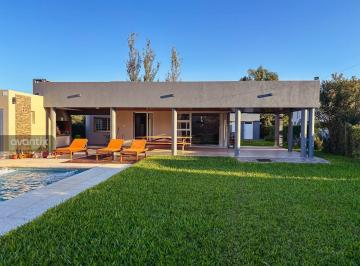 Casa · 165m² · 4 Ambientes · 1 Cochera · Casa en Barrio Villa Los Álamos - Apta Crédito