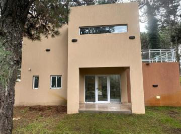 Casa · 216m² · 5 Ambientes · Casa en Venta - 3 Dorm. 3 Baños - 675 m² - Costa del Este