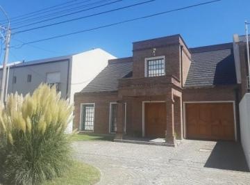 Casa · 300m² · 6 Ambientes · 2 Cocheras · Casa en Venta - 4 Dorm. 3 Baños 2 Cocheras - 350 m² - Bahía Blanca