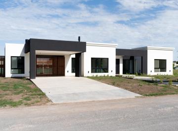Casa · 235m² · 4 Ambientes · Casa en Venta - 3 Dorm. 4 Baños - 2.100 m² - Luján