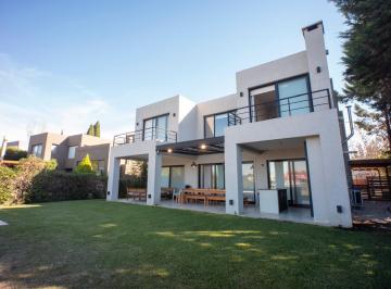 Casa · 330m² · 6 Ambientes · 2 Cocheras · Casa Al Rio en Barrio Santa Catalina