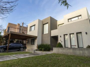 Casa · 330m² · 6 Ambientes · 2 Cocheras · Casa Al Rio en Barrio Santa Catalina