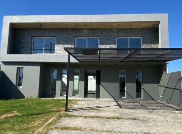 Casa · 160m² · 4 Ambientes · 2 Cocheras · Casa en Venta. Rincones de Manantiales. 3 Dorm.. con Patio y Asador.