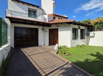 Casa · 180m² · 7 Ambientes · 3 Cocheras · Vendo Casa 3 Dorm. Urca con Pileta