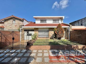Casa · 354m² · 5 Ambientes · 4 Cocheras · Chalet en Dos Plantas Amplio Lote con 3 Dormit. y Servicios, Quincho, Fondo Libre