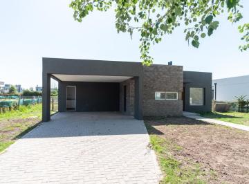 Casa · 130m² · 4 Ambientes · 2 Cocheras · Casa en Puerto Roldan