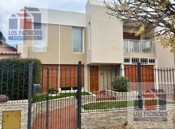 Casa · 179m² · 4 Ambientes · 1 Cochera · Casa en Venta - Cipolletti - Zona Céntrica - 3 Dorm. - Pileta - Quincho - Cochera