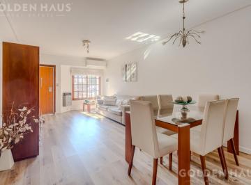 Casa · 114m² · 4 Ambientes · 1 Cochera · Excelente Casa en Dúplex de 4 Amb. con Jardín, Pileta, Parrilla y Cochera