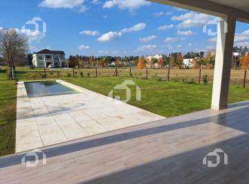 Casa · 200m² · 5 Ambientes · 2 Cocheras · Casa en Venta en Chateau Pilar, Pilar, G. B. a. Zona Norte