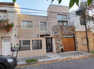 Casa · 220m² · 4 Ambientes · 1 Cochera · Casa Minimalista en Venta en Olivos, 3 Dorm. en Suite.