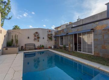 Casa · 220m² · 4 Ambientes · 1 Cochera · Casa Minimalista en Venta en Olivos, 3 Dorm. en Suite.