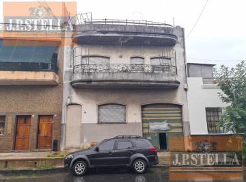 Bodega-Galpón · 659m² · Galpón y 3 Dptos S/ Lote 384 m² - 659 m² Cub. - Barracas