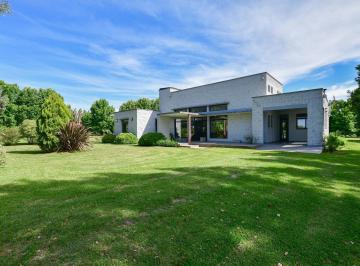 Casa · 237m² · 6 Ambientes · 1 Cochera · Casa en Venta / Alquiler en Campos de Roca I