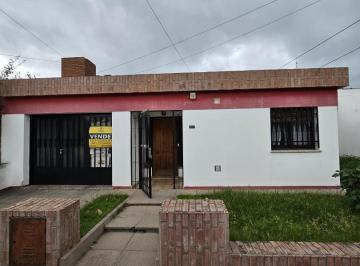 Casa · 155m² · 4 Ambientes · 2 Cocheras · Venta Casa 3 Dorm. Apto Credito Cochera Patio Cesped