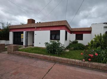 Casa · 155m² · 4 Ambientes · 2 Cocheras · Venta Casa 3 Dorm. Apto Credito Cochera Patio Cesped