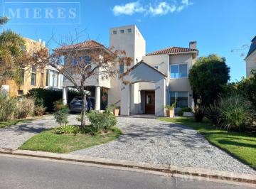 Casa · 265m² · 5 Ambientes · 2 Cocheras · Muy Linda Casa en Alquiler Anual en Los Sauces, Nordelta.