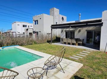 Casa · 60m² · 2 Ambientes · 2 Cocheras · Venta Casa 2 Ambientes con Jardín y Pileta en Barrio Laguna Azul