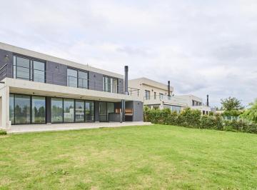 Casa · 256m² · 5 Ambientes · 2 Cocheras · Venta Casa 4 Habitaciones a La Laguna con Jardin y Parrilla en Escobar
