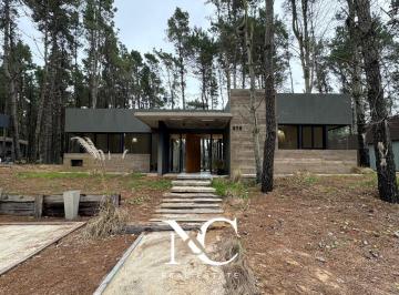 Casa · 150m² · 4 Ambientes · 1 Cochera · Casa en Venta en Villarobles