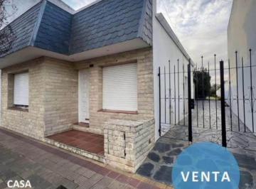 Casa · 123m² · 4 Ambientes · 1 Cochera · Casa de 2 Dorm. en Calle San Martín 100, Tandil