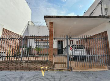Casa · 157m² · 3 Ambientes · 1 Cochera · Casa en Venta 3 Ambientes - Fondo Parquizado - Mataderos