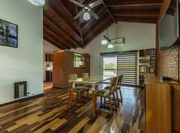 Casa · 104m² · 4 Ambientes · 1 Cochera · Casa en Venta en Barrio Cantegril Funes