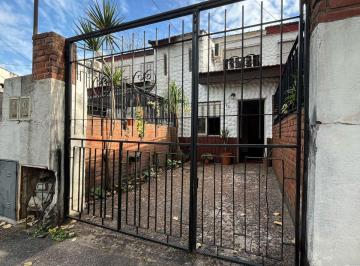 Casa de 2 ambientes, Morón · PH Al Frente en Excelente Estado en Venta