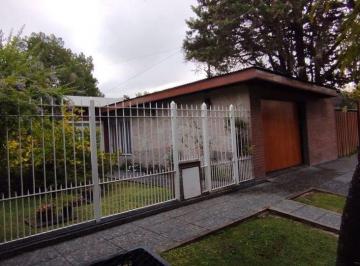 Casa · 128m² · 4 Ambientes · 1 Cochera · Venta Casa Berazategui 4 Amb Cochera Pileta Jardin