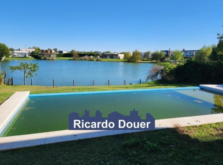 Casa · 254m² · 5 Ambientes · 1 Cochera