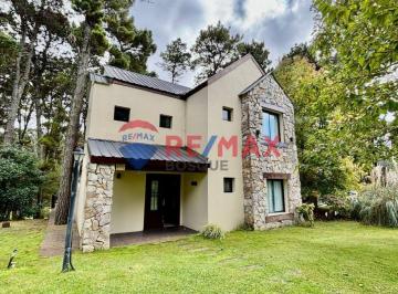 Casa · 180m² · 5 Ambientes · 1 Cochera · Casa Venta en Mar de Las Pampas