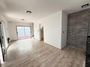 Casa · 87m² · 3 Ambientes · 1 Cochera · Venta Duplex 2 Dorm a Estrenar La Calera Centro