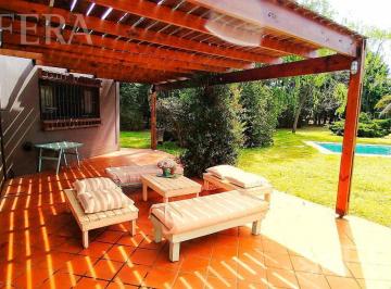 Quinta vacacional · 139m² · 4 Ambientes · Venta Casa 4 Ambientes con Piscina, Quincho con Parrilla y Galería en Coronel Brandsen