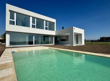 Casa · 204m² · 5 Ambientes · 3 Cocheras · Casa en Vida Club de Campo