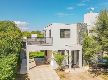 Casa · 130m² · 4 Ambientes · 1 Cochera · Casa en Carpintería