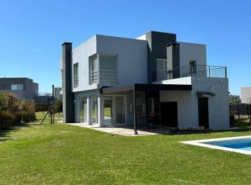 Casa · 200m² · 5 Ambientes · 2 Cocheras · Casa en Alquiler Anual con Pileta Excelente en Cantón Golf