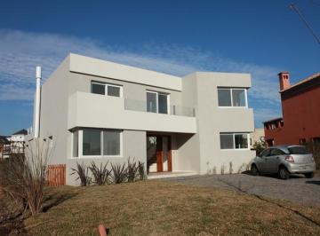 Casa · 300m² · 5 Ambientes · Casa en Alquiler en Nordelta de 4 Dorm., Pileta, Galeria y Parrilla